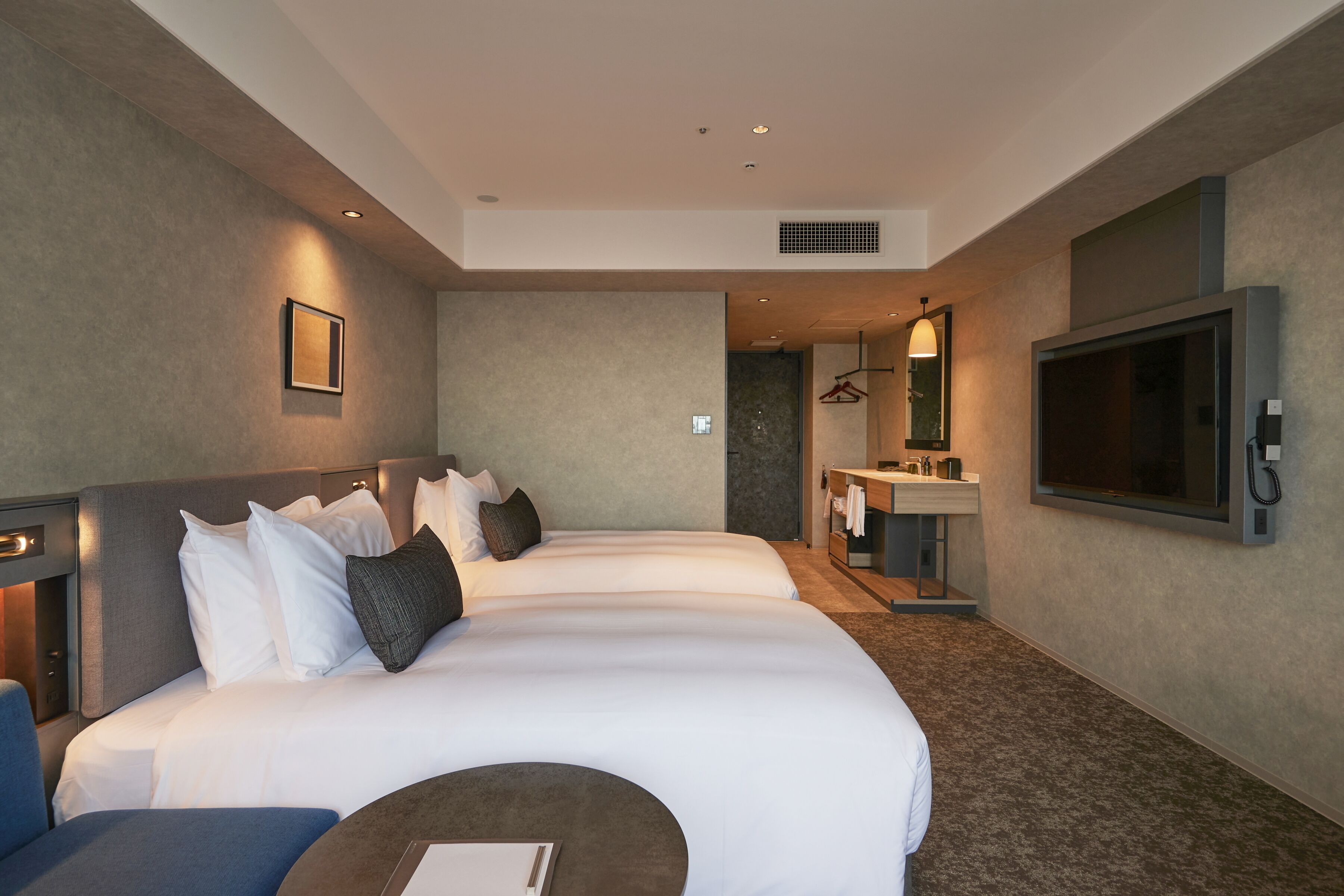 Une chambre d’hôtel avec un grand lit, un bureau, une télévision et une salle de bain.