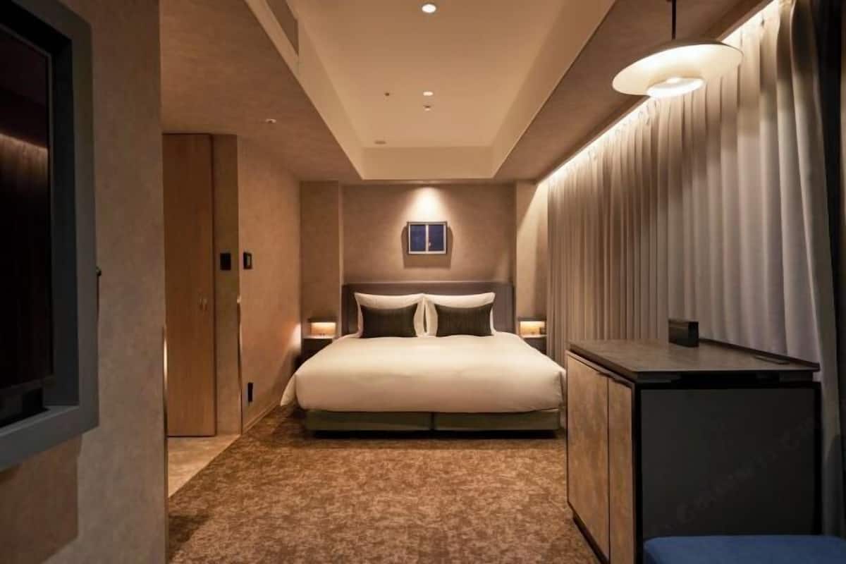 Down duvets, in-room safe, blackout curtains, soundproofing