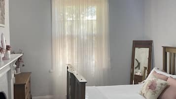3 bedrooms, desk, iron/ironing board, free WiFi