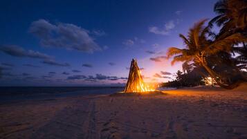 Beach nearby, sun loungers, beach towels