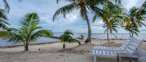 Nära stranden, solstolar och strandhanddukar