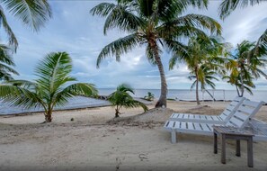 Una playa cerca, sillas reclinables de playa, toallas de playa