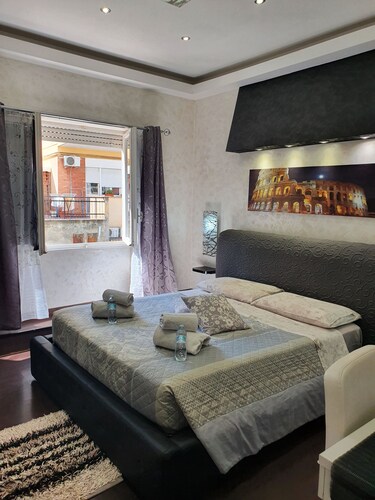 Siamo al Centro di Roma Vicino Città del Vaticano e altri Importanti Monumenti.