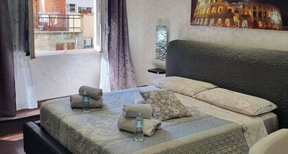 Siamo al Centro di Roma Vicino Città del Vaticano e altri Importanti Monumenti.