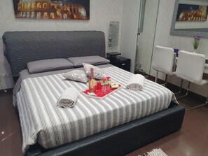 1 habitación, tabla de planchar con plancha, wifi gratis y ropa de cama 