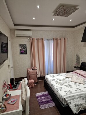 1 habitación, tabla de planchar con plancha, wifi gratis y ropa de cama 
