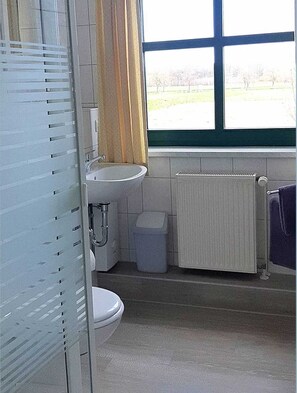 Een douche, handdoeken