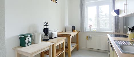 Coffee/tea maker, fridge, microwave, oven