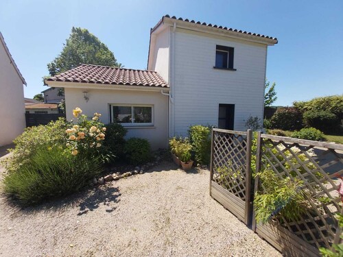 In the city as in the country! 2.7kms from the Valentre bridge