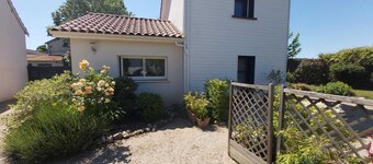 In the city as in the country! 2.7kms from the Valentre bridge