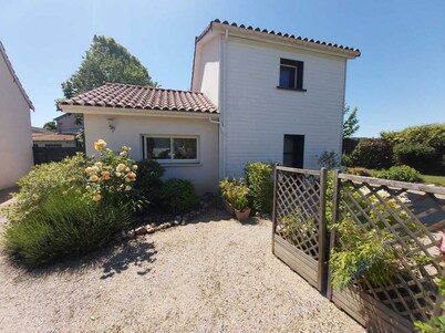 In the city as in the country! 2.7kms from the Valentre bridge