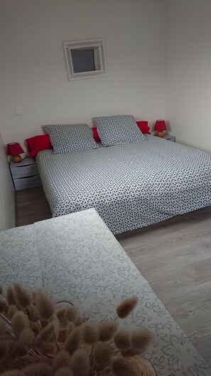 2 chambres, fer et planche Ă repasser, Wi-Fi gratuit, draps fournis