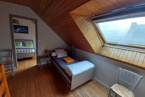 2 chambres, fer et planche Ă repasser, lit parapluie