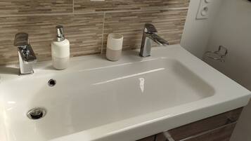 Dusche, Haartrockner, Handtücher, Seife
