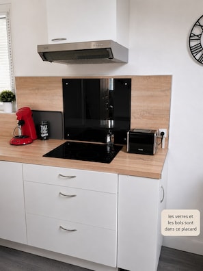 Een koelkast, een microgolfoven, een oven, een kookplaat