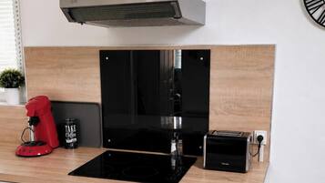 Coffee/tea maker, fridge, microwave, oven