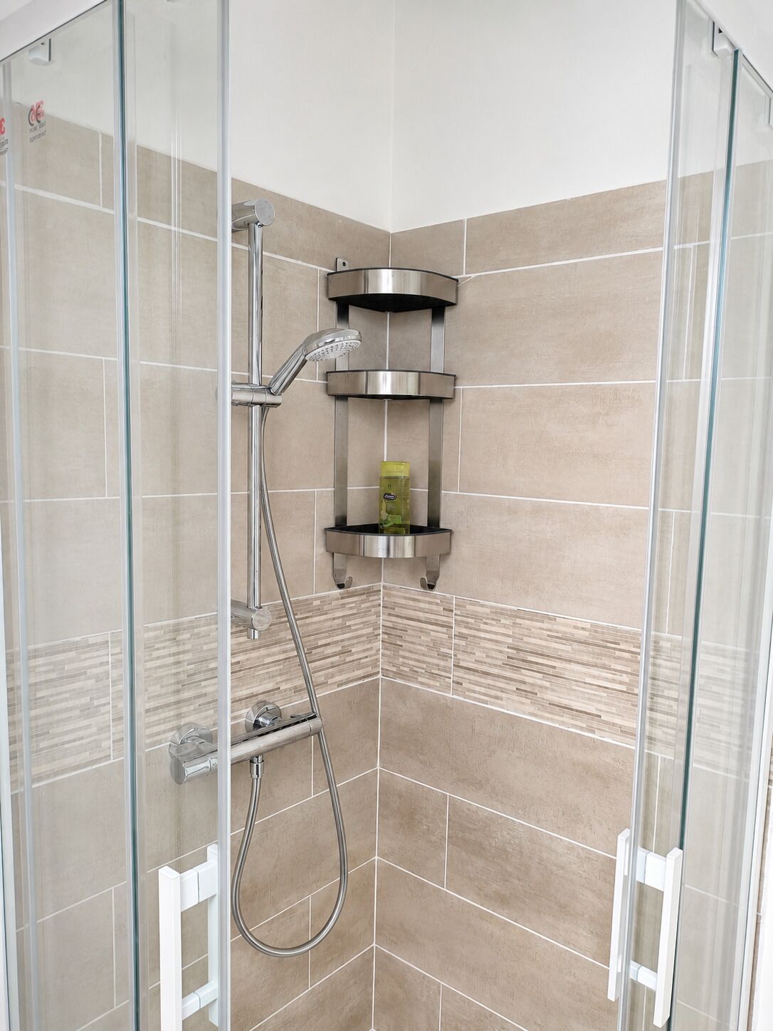 Een douche, een haardroger, handdoeken, zeep