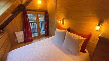 4 quartos, ferros/tábuas de passar roupa, berço de viagem