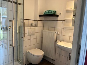 Douche, sèche-cheveux, serviettes fournies, papier toilette
