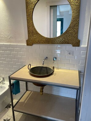 Regadera, secadora de cabello, bidet, toallas 