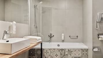 Un baño moderno con ducha, inodoro y lavamanos.