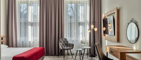 Quarto casal superior | Roupas de cama antialérgicas, cofres nos quartos, escrivaninha