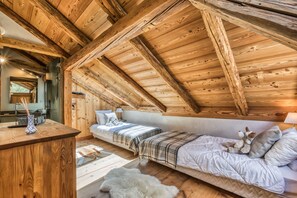4 bedrooms, free WiFi, bed sheets