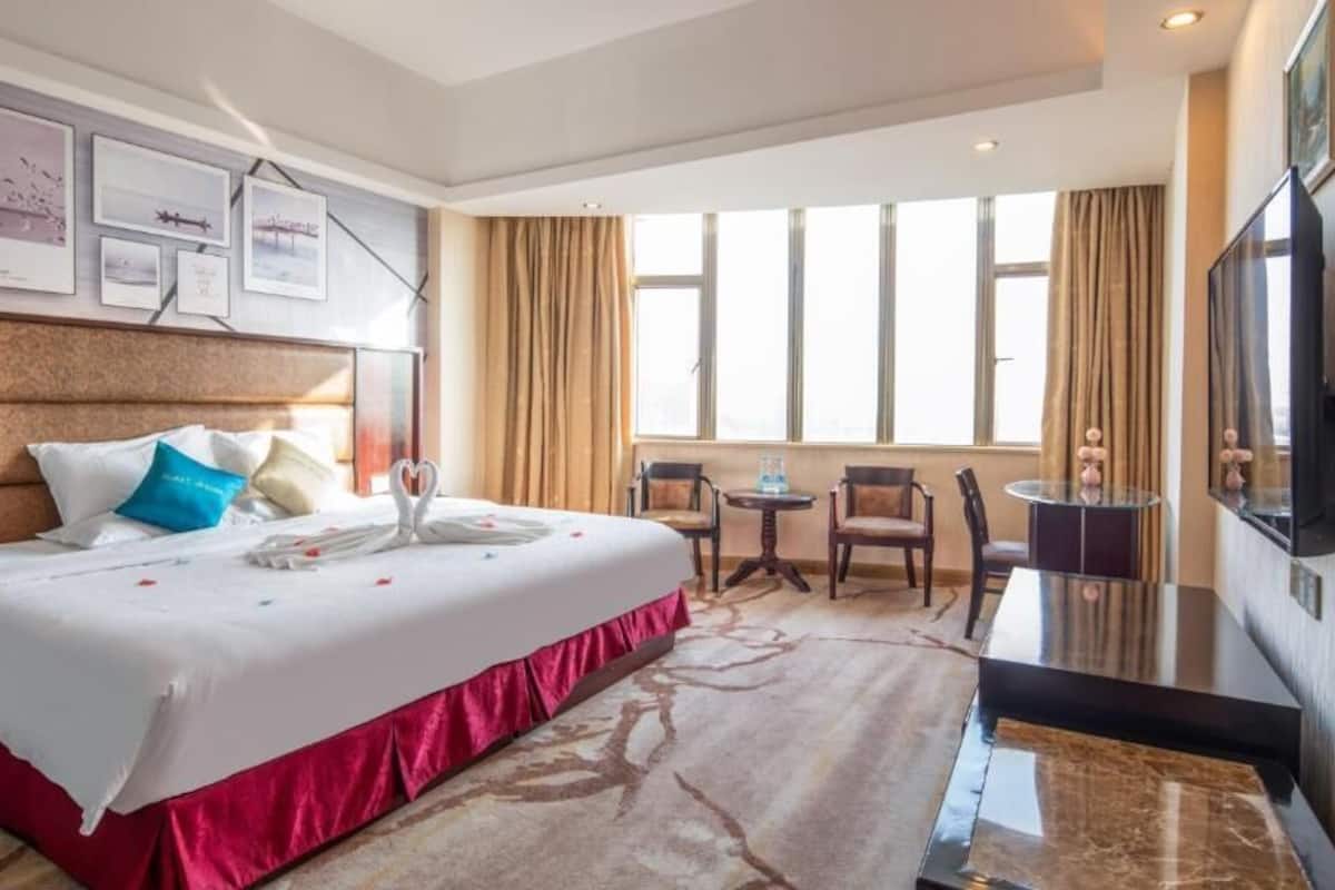 Business Room | In-room safe, blackout drapes, soundproofing