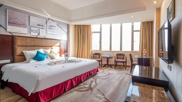 Business Room | In-room safe, blackout drapes, soundproofing, iron/ironing board - suoxingjiudian (Dongguan)