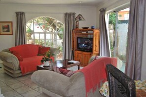 32-inch LED TV with satellite channels, TV - SleepEezy Cottages (Benoni)