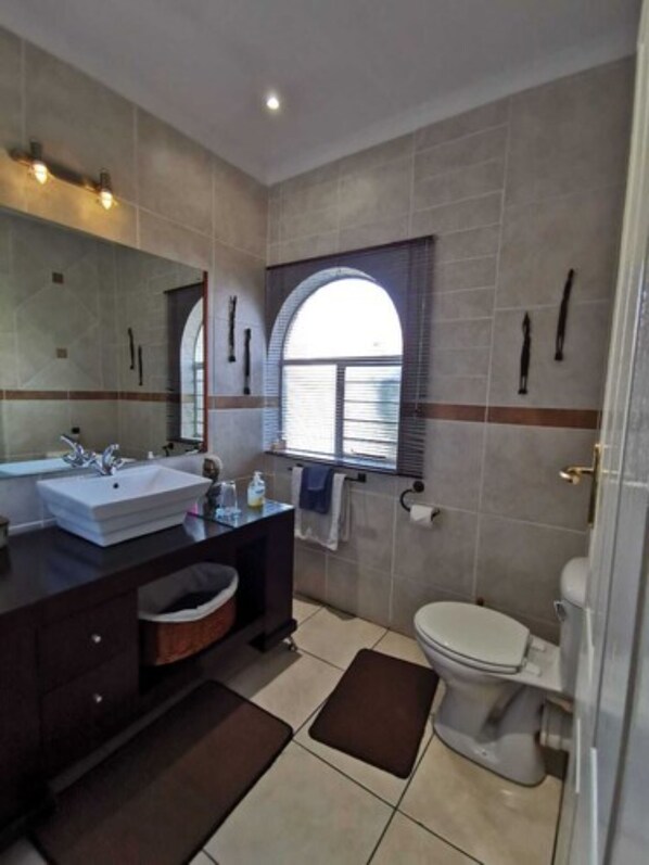 Bathroom - SleepEezy Cottages (Benoni)