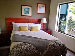 In-room safe, individually furnished, desk, free WiFi - SleepEezy Cottages (Benoni)