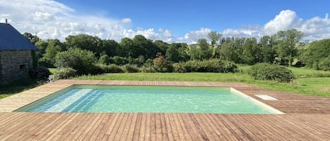 Una piscina al aire libre, una piscina climatizada