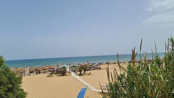 Una spiaggia nelle vicinanze