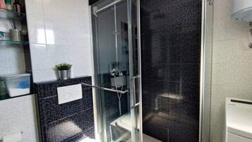 Ducha, secador de pelo, toallas