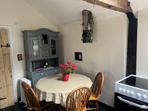Cabin | Dining - Cozy Cabin Retreat in Gloucestershire (Westbury-on-Severn)