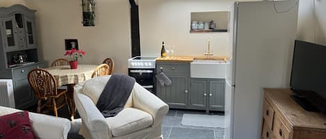 Ferienhütte | Wohnbereich | 30-Zoll-Fernseher mit Digitalempfang
