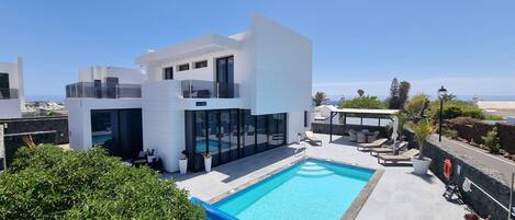 Een verwarmd zwembad en ligstoelen