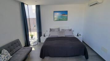 3 bedrooms, in-room safe, iron/ironing board, travel crib