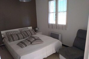 1 chambre, fer et planche à repasser, lit parapluie, draps fournis