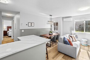 2 bedrooms, iron/ironing board, free WiFi, bed sheets - Peaks & Comfort- hot tub, free parking, King bed, AC, 2BR, sleeps 8 (Harvie Heights)