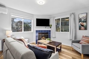 TV, fireplace - B111 Home Close to Banff- A/C, Hot tub, Free parking, 2BR, 1BT, Large beds (Harvie Heights)
