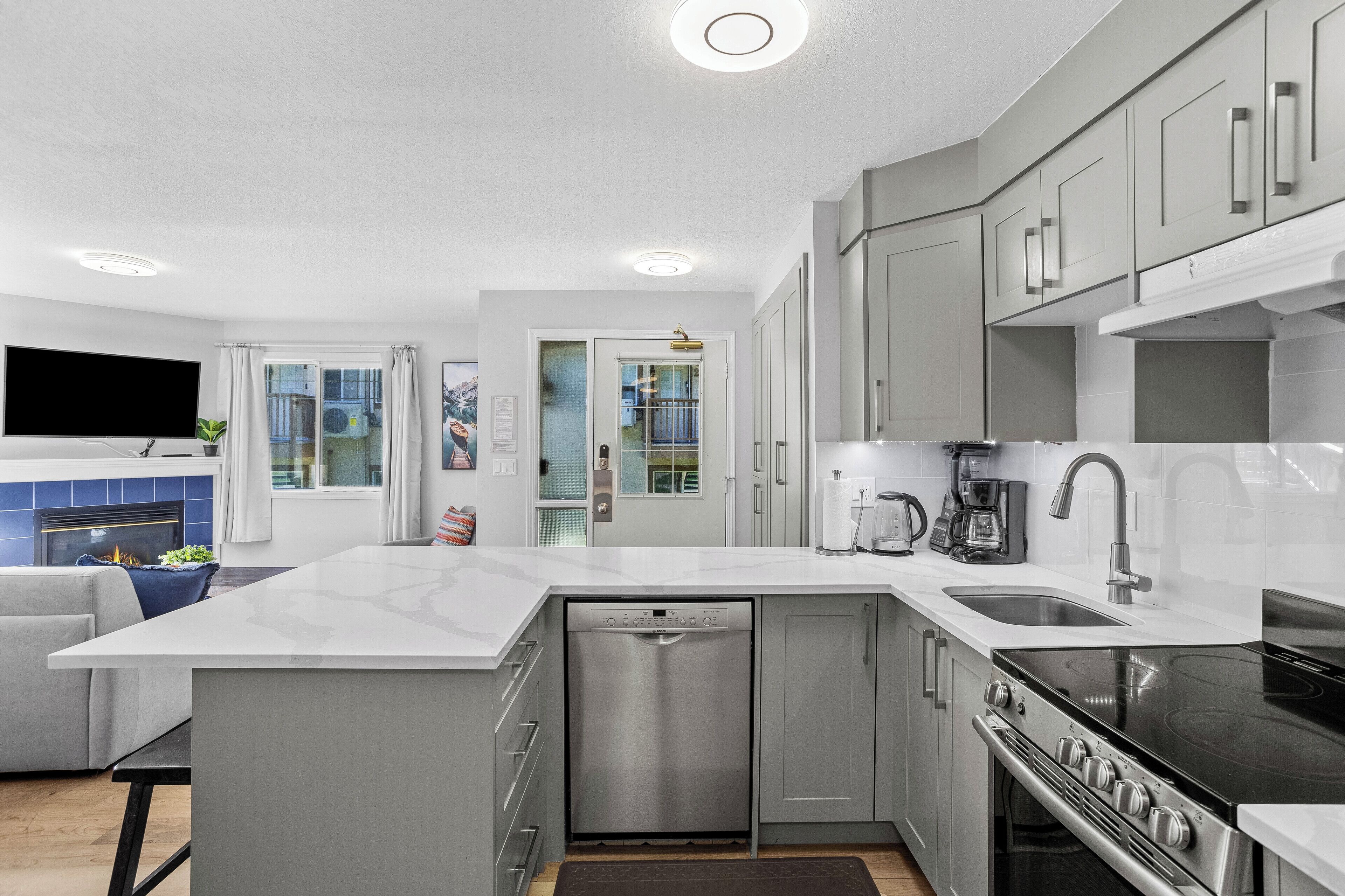 Kjøleskap, ovn, kokeplater og oppvaskmaskin