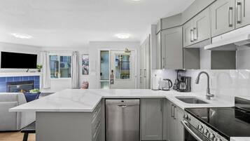 Kjøleskap, ovn, kokeplater og oppvaskmaskin