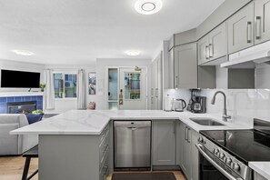 Fridge, oven, stovetop, dishwasher - Peaks & Comfort- hot tub, free parking, King bed, AC, 2BR, sleeps 8 (Harvie Heights)