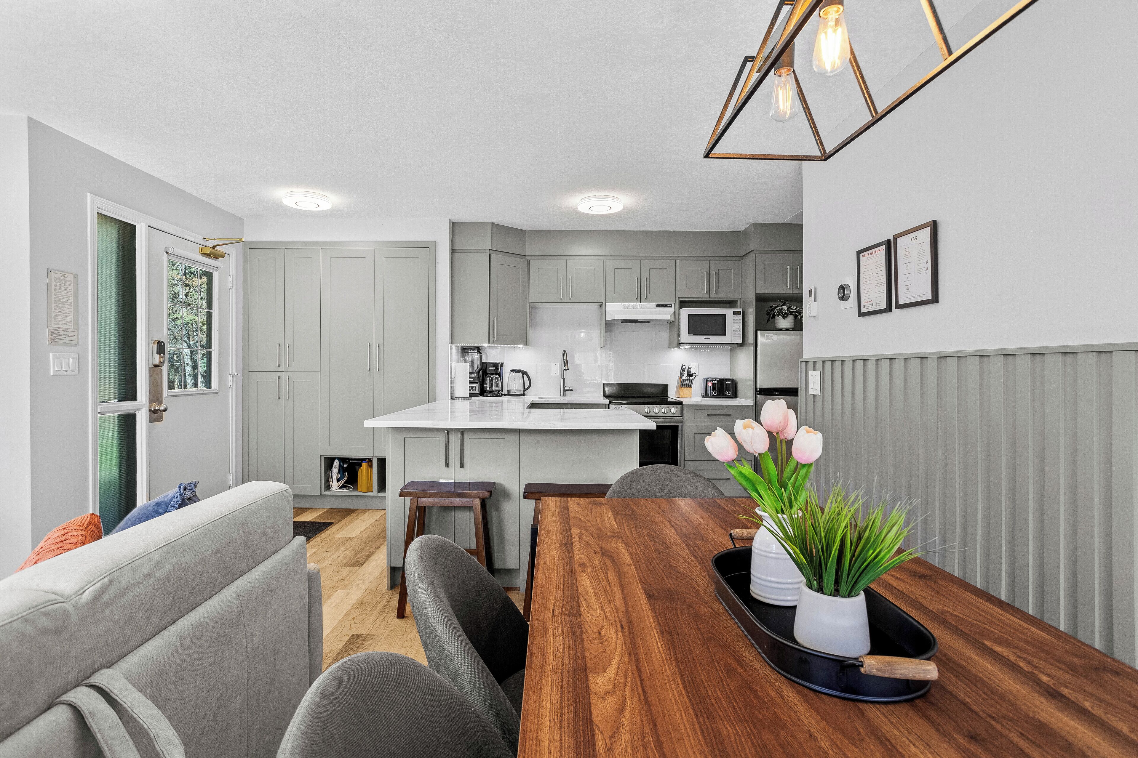 Kjøleskap, ovn, kokeplater og oppvaskmaskin