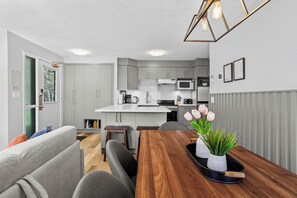 Fridge, oven, stovetop, dishwasher - Peaks & Comfort- hot tub, free parking, King bed, AC, 2BR, sleeps 8 (Harvie Heights)