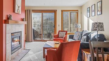 Smart TV, fireplace, stereo, offices