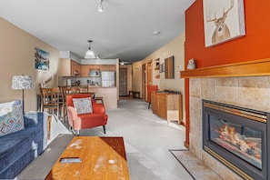 TV connectée, cheminée, chaîne hi-fi, espaces bureaux