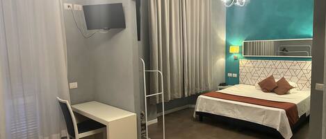 Una scrivania, ferro/asse da stiro, Wi-Fi gratuito